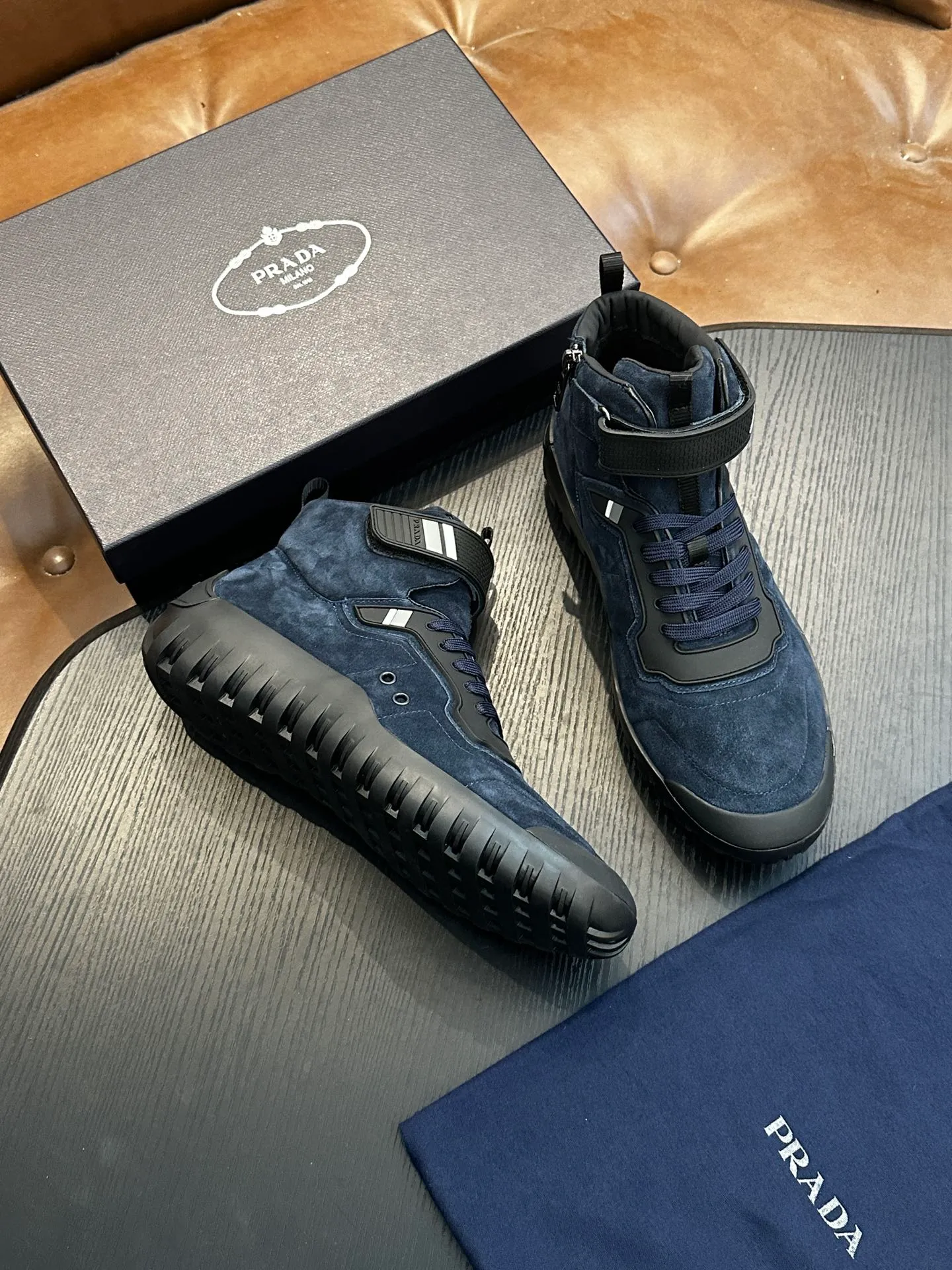 [ PRADA ] Top P: 880💰 ▪️Size: 39-44 (customized at 38.45) Prad*Prada (Mauri order can be made) new men's nylon fabric sneakers This casual sneaker combines elegant and innovative design. It is made of nylon stretch fabric and has a slip-on design. The upper strap is equipped with an adjustable metal buckle, and the letters "PRADA" are eye-catching on the side of the shoe. Comes with full original packaging!